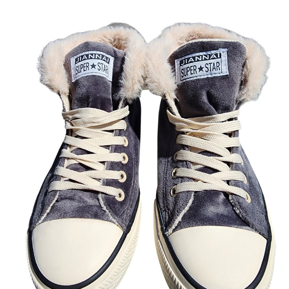 Star Fuzzy High Tops Womens size 8